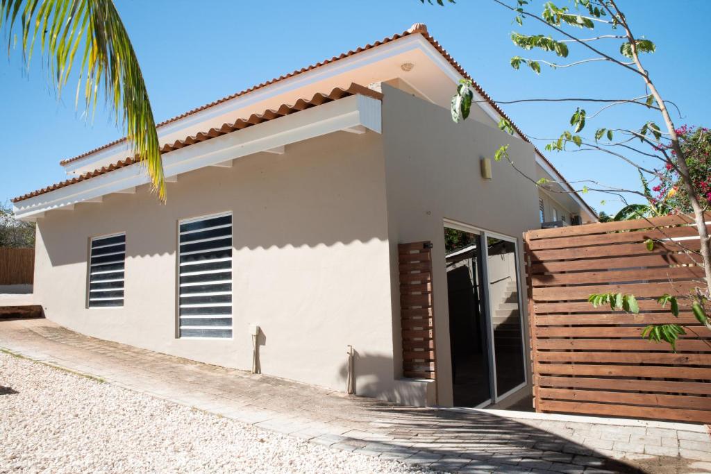 a small white house with a porch at Prachtig appartement Jan Thiel-Vista Royal in Jan Thiel
