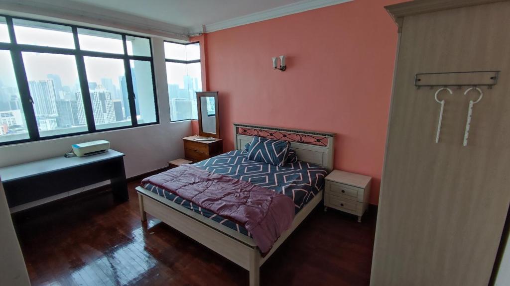 吉隆坡的住宿－Bistari Master Rooms, FEMALE guests only, Wifi, PWTC，卧室设有粉红色的墙壁、一张床和窗户