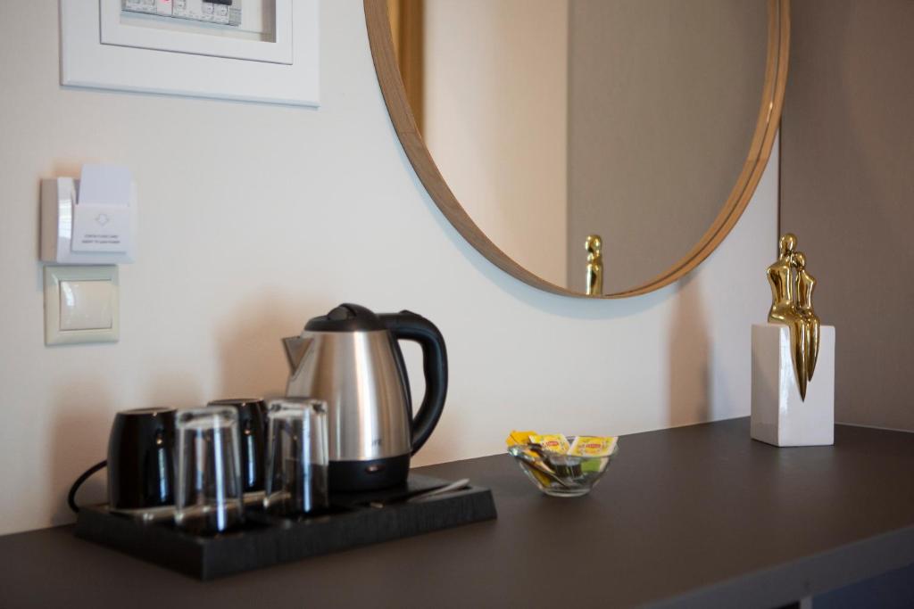 Set per la preparazione di tè e caffè presso Zisis Suites