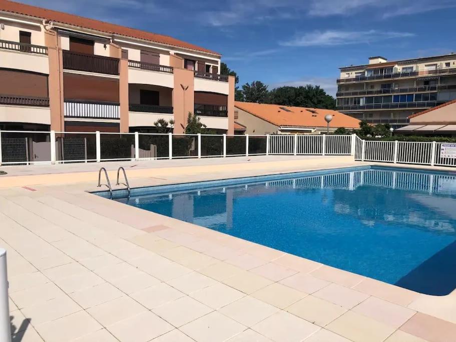 une grande piscine devant un immeuble dans l'établissement Super appt bord de mer avec piscine, à Argelès-sur-Mer
