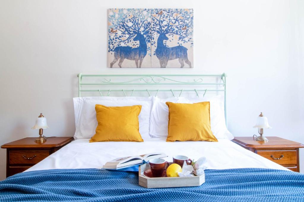 ein Schlafzimmer mit einem Bett und einem Tablett mit Essen drauf in der Unterkunft Casa del Turista in Recco
