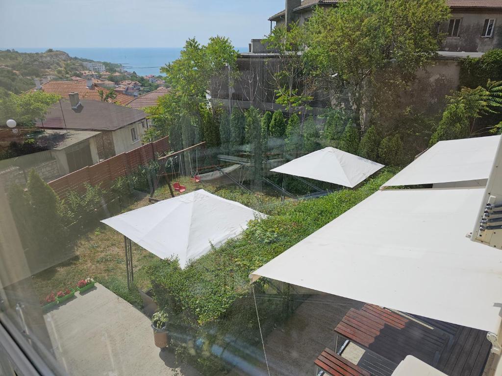 an overhead view of white umbrellas in a yard at Guest Rooms Soleo in Balchik