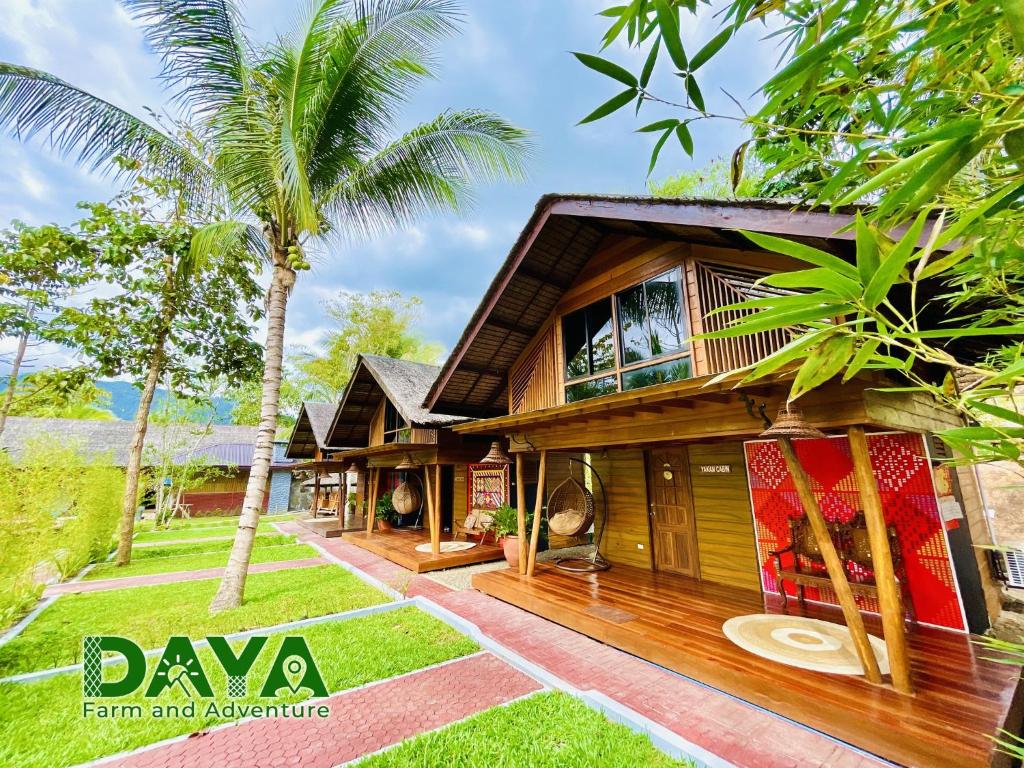 een huis met een palmboom ervoor bij Daya Farm and Adventure 