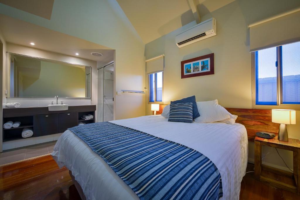 Postel nebo postele na pokoji v ubytování Exmouth Escape Resort