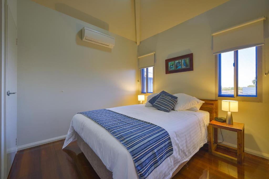 Postel nebo postele na pokoji v ubytování Exmouth Escape Resort