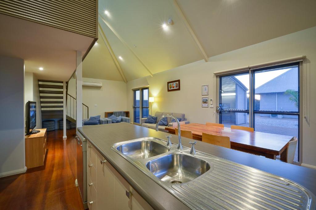 Kuchyň nebo kuchyňský kout v ubytování Exmouth Escape Resort