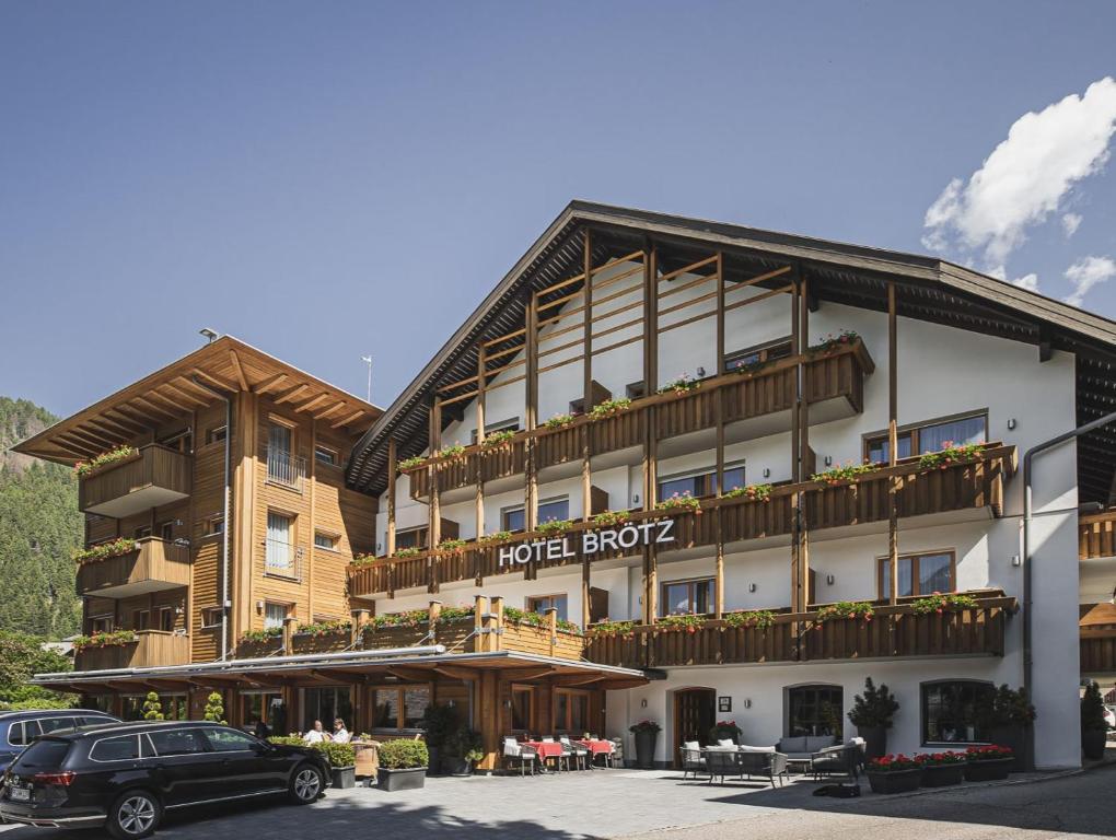 un edificio de hotel con un letrero de corredor de hotel en Hotel Brötz, en Rasun di Sotto