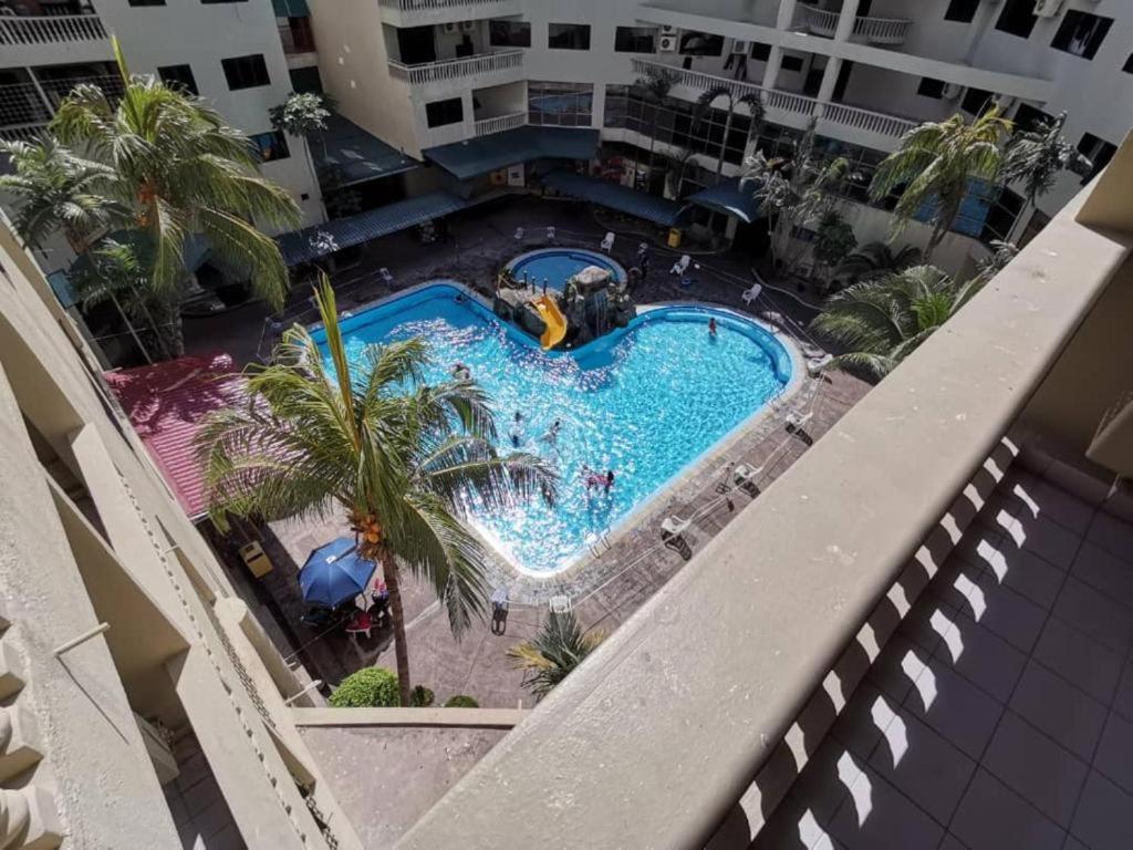 une vue aérienne d'une piscine dans un hôtel dans l'établissement 311 Pangkor Coral Bay Homestay, à Kampong Pasir Bogak