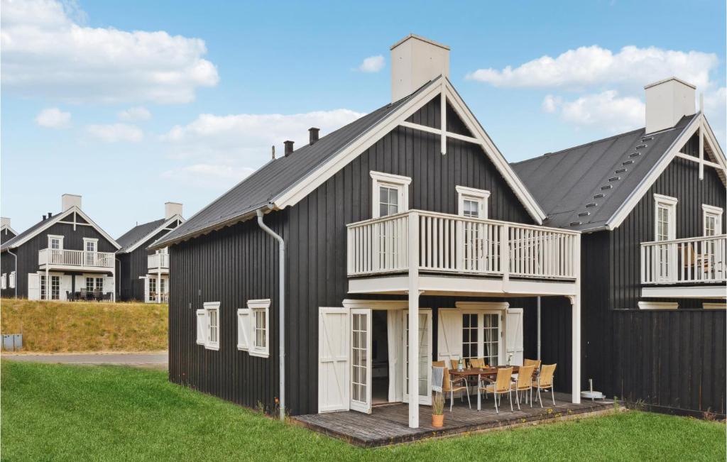 ein schwarzes Haus mit weißem Schnitt in der Unterkunft Nice Home In Gjern With Wifi in Gjern