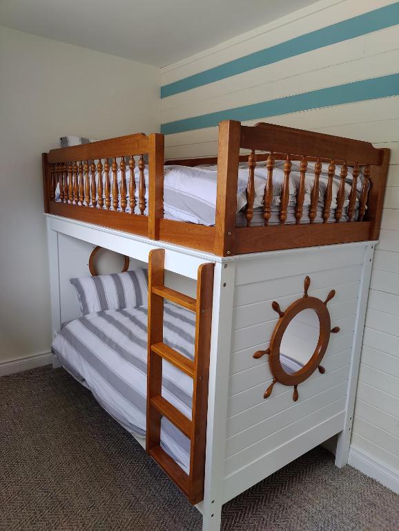 Postel nebo postele na pokoji v ubytování Crow's Nest Glandore - 3 - Self Catering