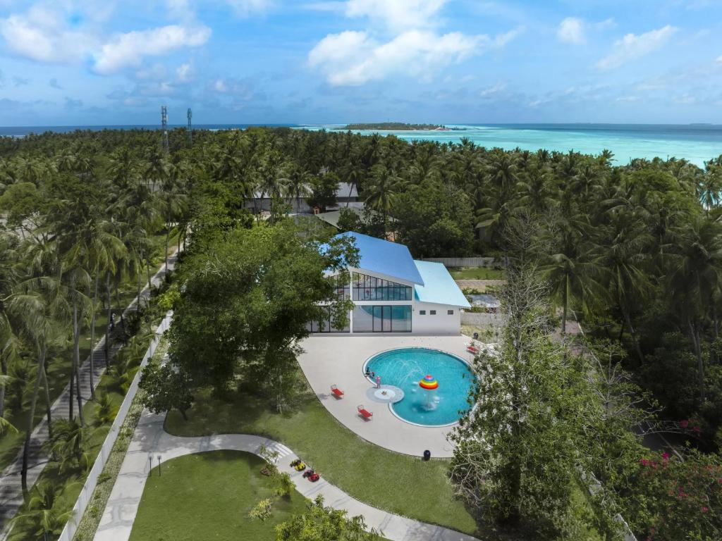 Bazén v ubytování Villa Park Sun Island Resort - Complimentary One Way Domestic Transportation for stays of 7 nights and more 01 April to 30 September 2025 nebo v jeho okolí