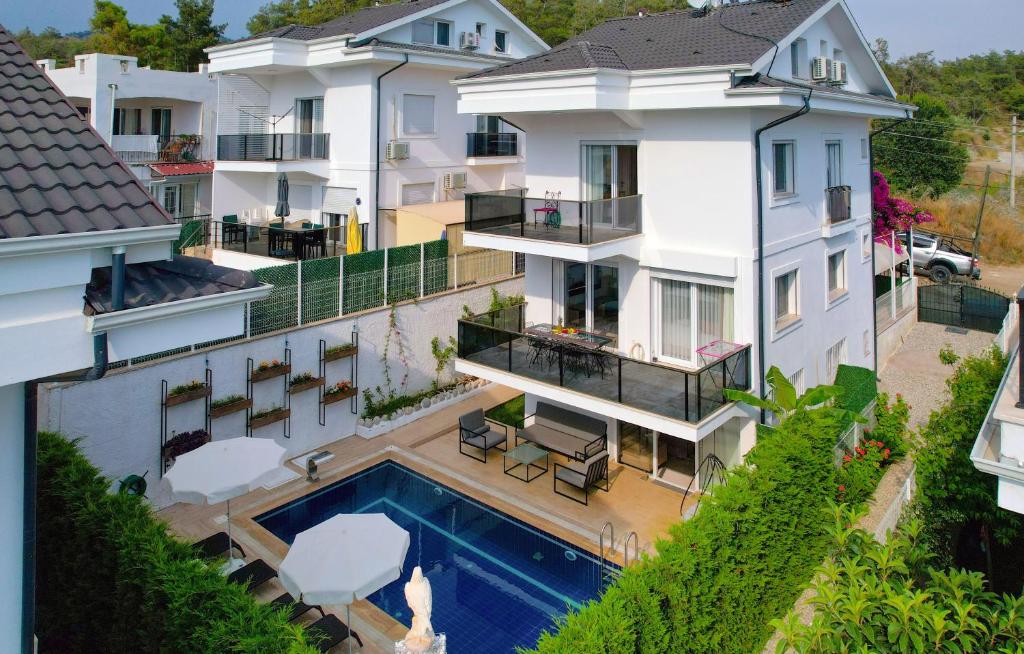 FETHİYE MERKEZİ DOĞAYLA İÇ İÇE 4+2 WHİTE VİLLA