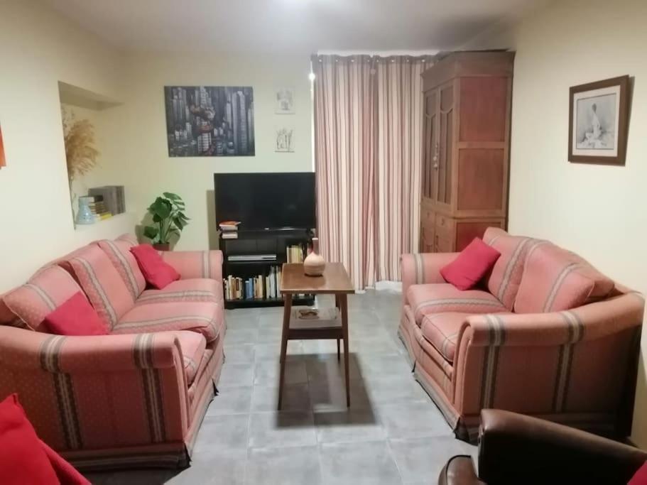 - un salon avec deux canapés et une télévision dans l'établissement Loft en planta baja en Ciudad Rodrigo, à Ciudad-Rodrigo