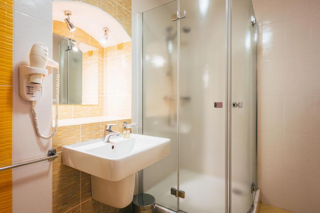 a bathroom with a sink and a shower at Sv. Hubertus in Český Krumlov