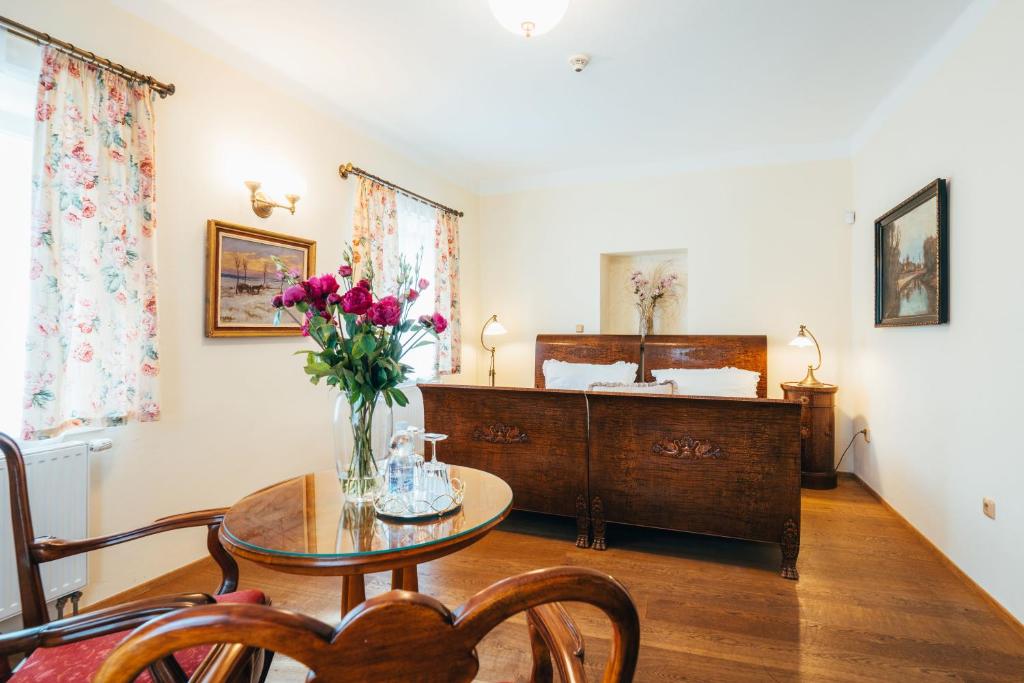 a living room with a table and a mirror at Sv. Hubertus in Český Krumlov