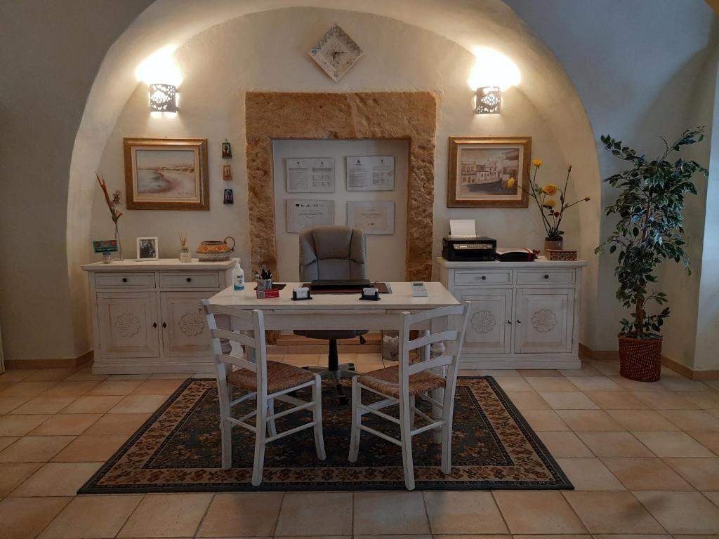 ソルソにあるDomo Antiga Guest Roomsのキッチン(テーブル、椅子付)