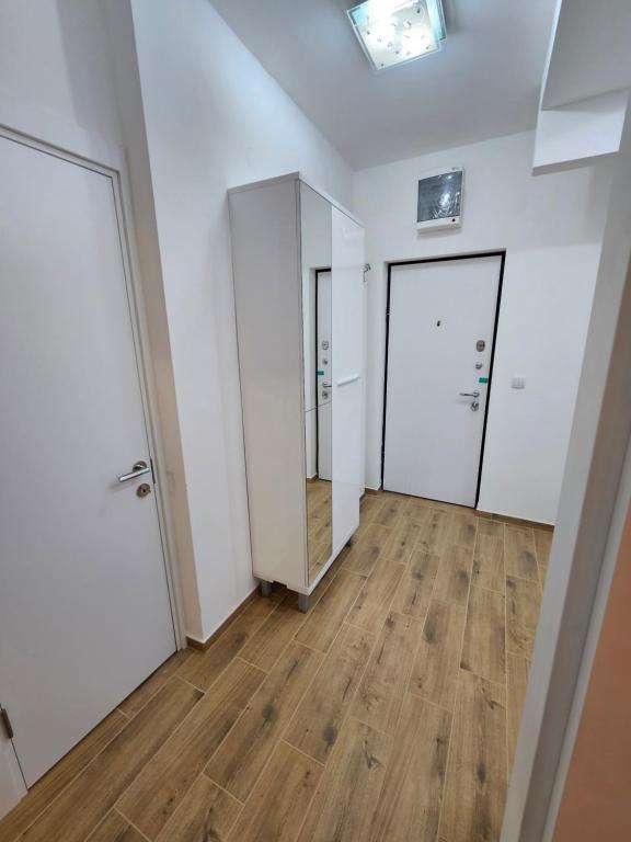una stanza vuota con pareti bianche e pavimenti in legno di Stan na dan Ilvento 2 a Vršac