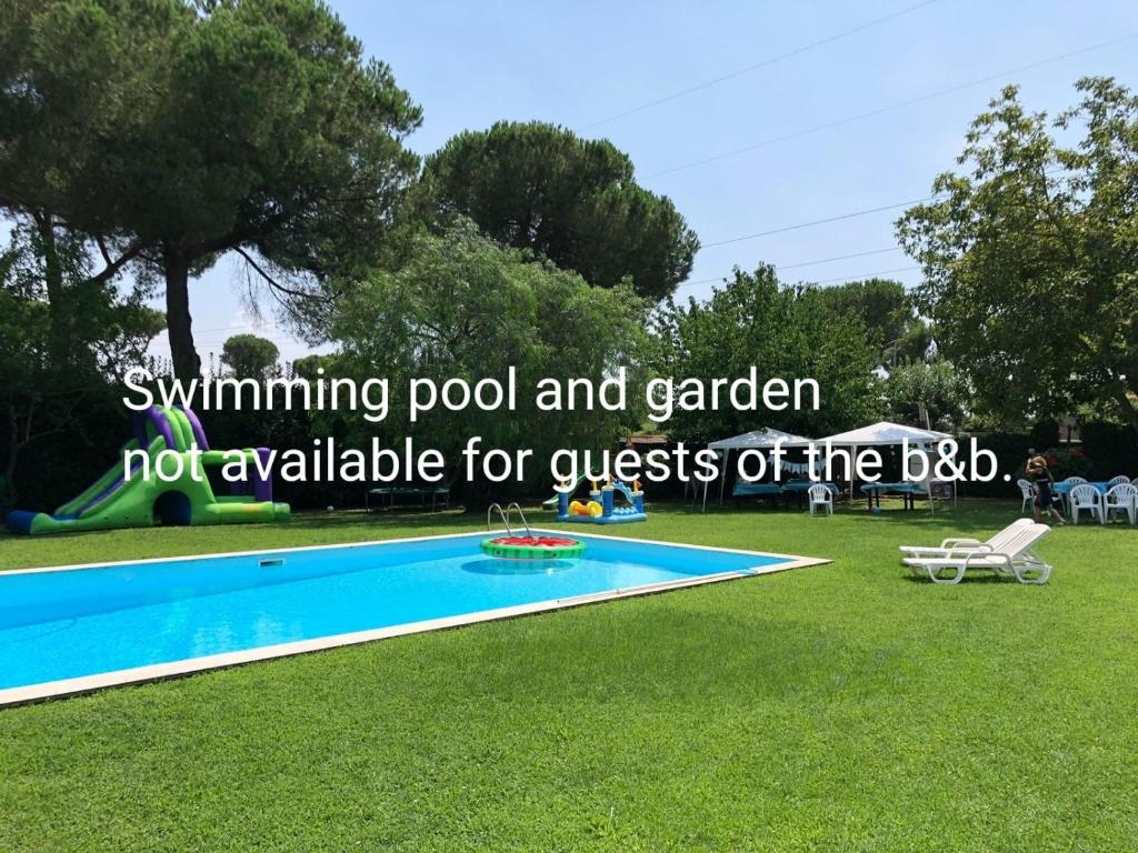 a swimming pool and garden not available for guests of the bbqs at Vacanze Romane Olgiata in La Storta