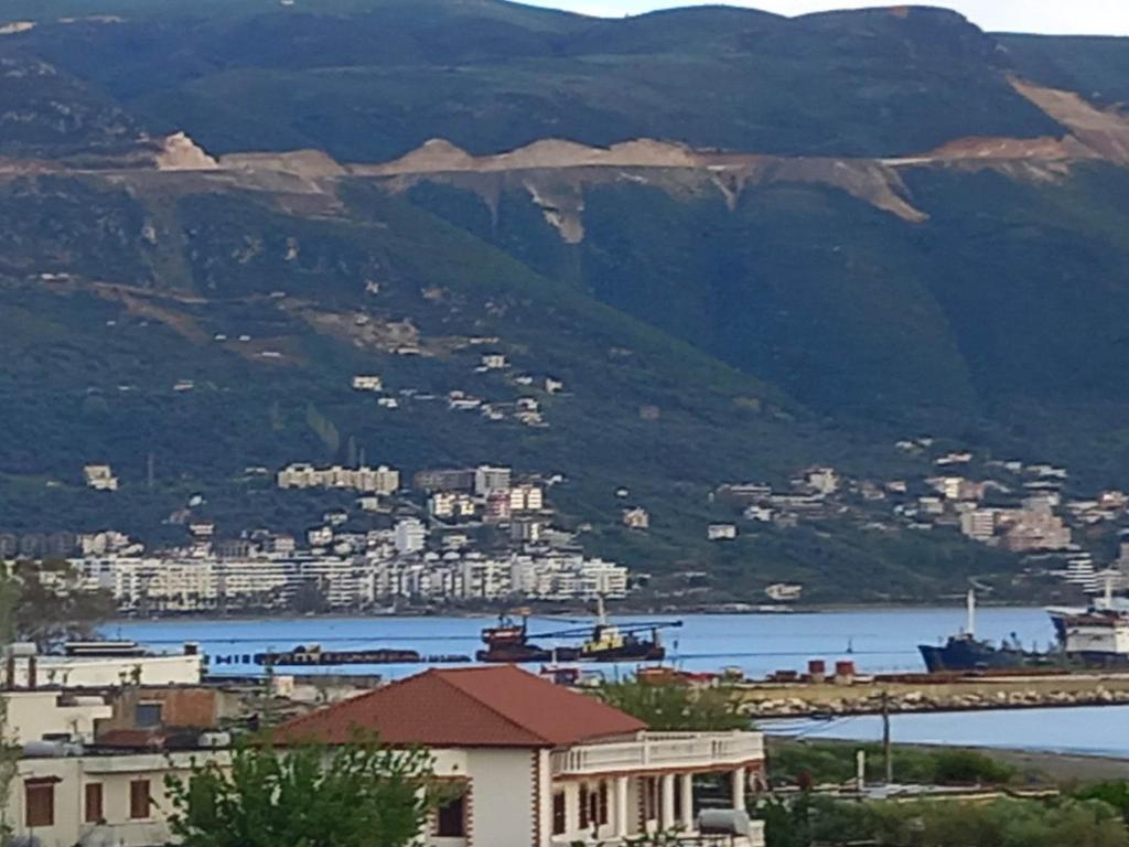uitzicht op een stad en een waterlichaam bij Appartamento per vacanze estive in Vlorë