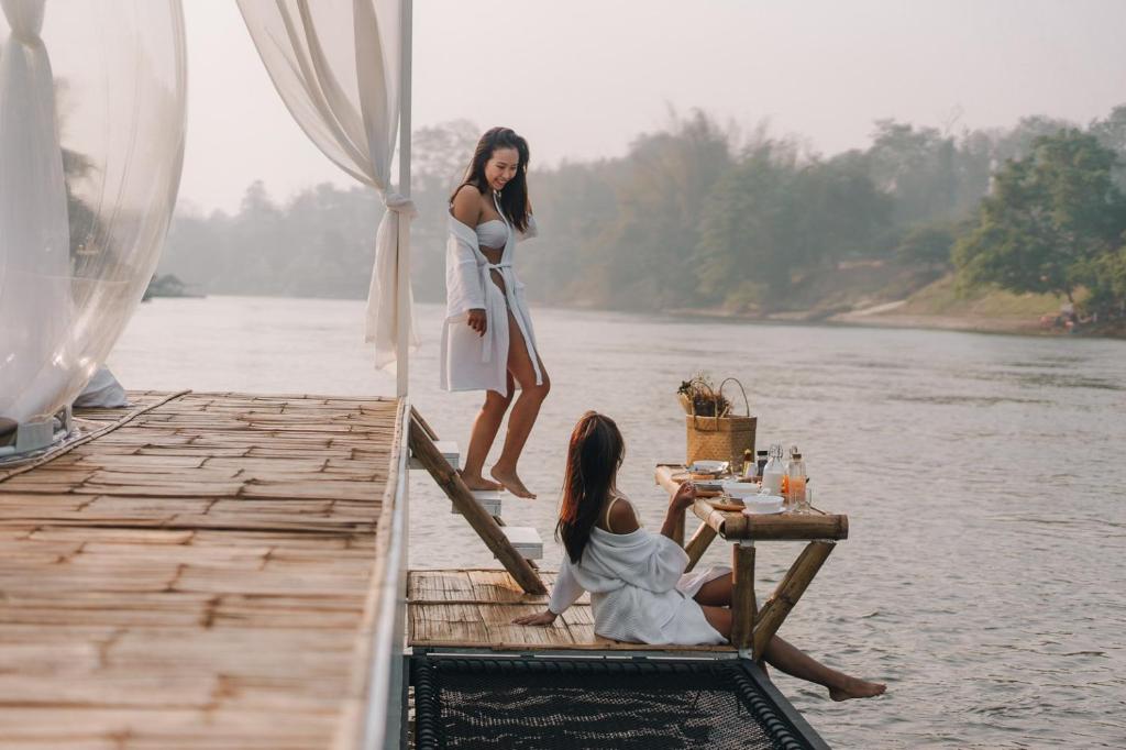 Výhled na řeku, která protéká v blízkosti luxury tent