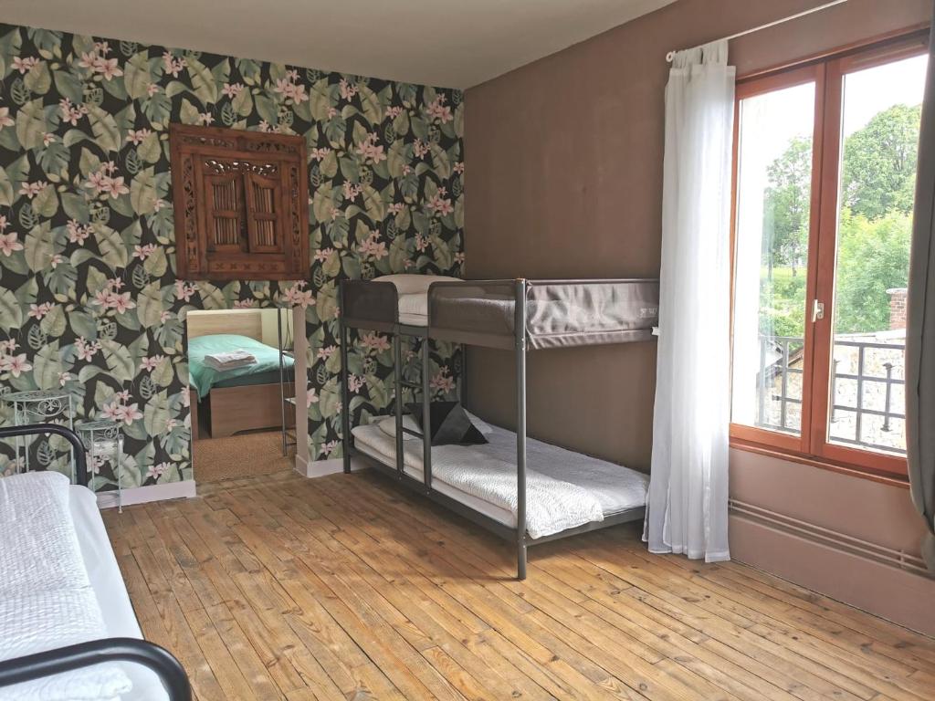 Pokój z 2 łóżkami piętrowymi i oknem w obiekcie Chez Kahina ancien hôtel Robert w mieście Giat