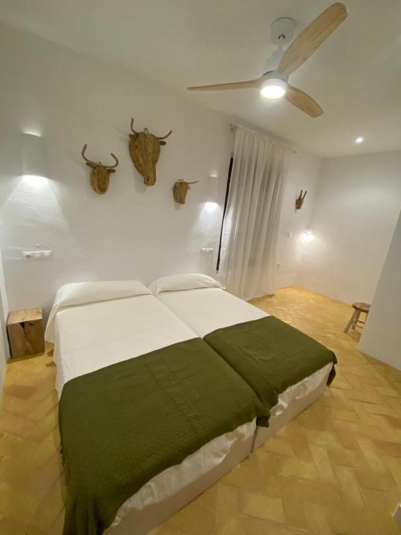 Posteľ alebo postele v izbe v ubytovaní Doñana Suite Casa-Hotel