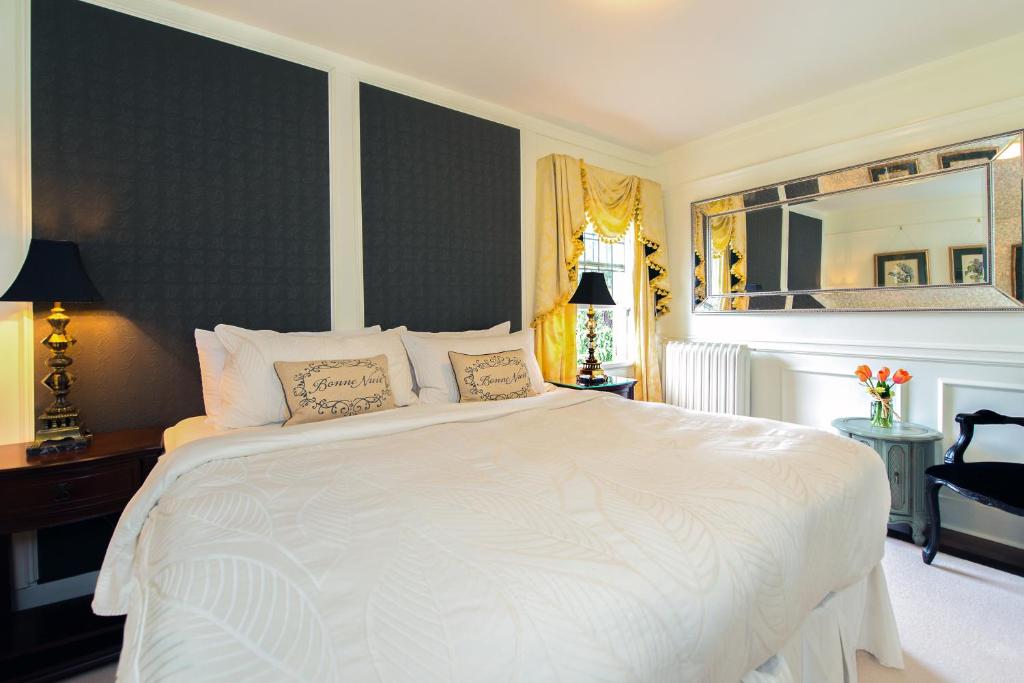 Una cama o camas en una habitación de The Craigmyle Inn