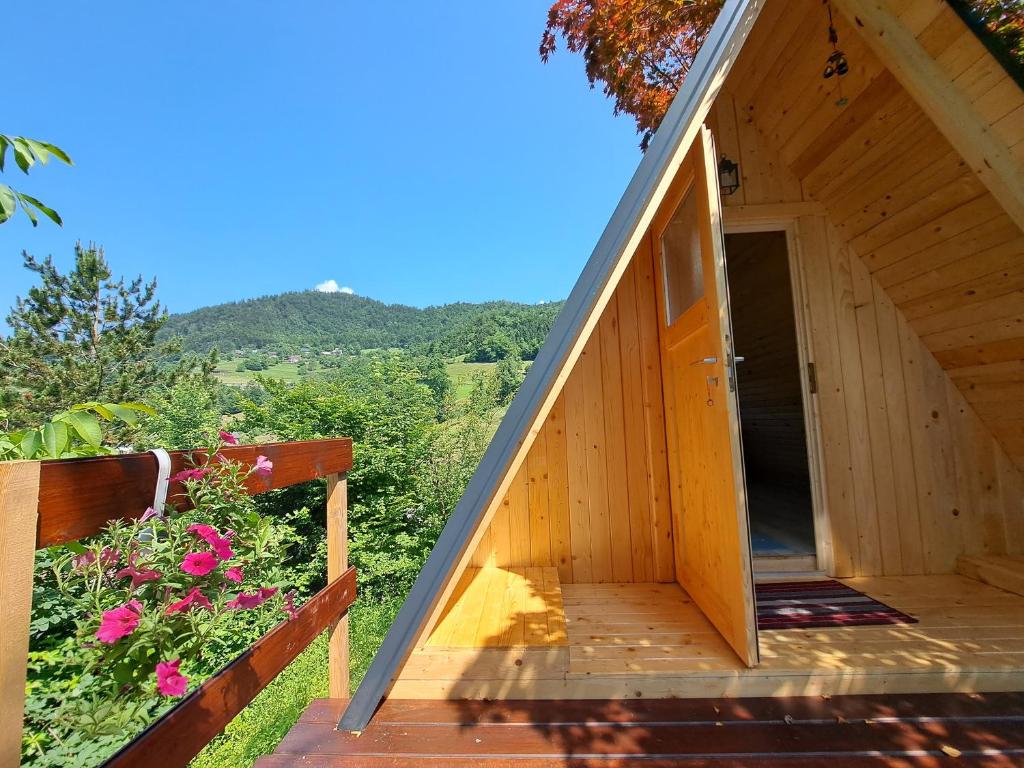 Nespecifikovaný výhled na hory nebo výhled na hory při pohledu z luxury tent