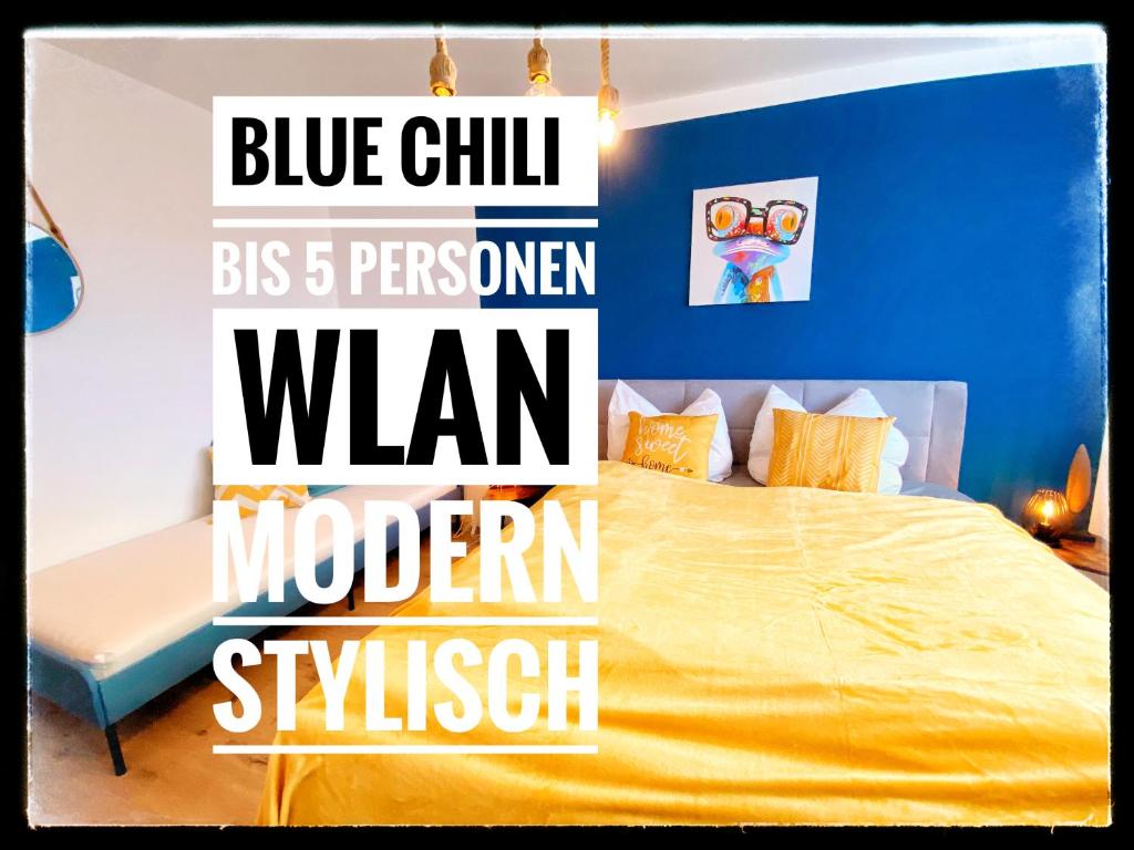 een blauwe chill slaapkamer met een geel bed bij Blue Chili 16 Familienwohnung nahe Uniklinik - Boxspringbett Balkon Wlan in Maagdenburg