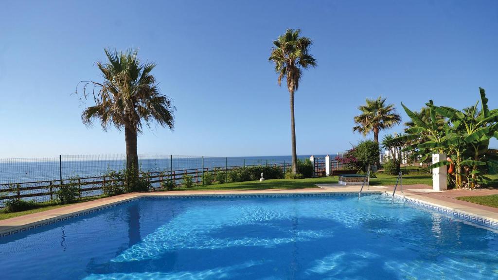 Bazén v ubytování Lovely frontline beach apartment nebo v jeho okolí