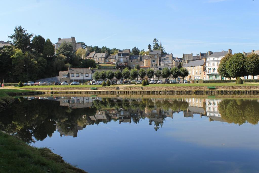 Blick auf eine Stadt mit Spiegelung in einem See in der Unterkunft Chambre double avec salle de bains privée in Quintin