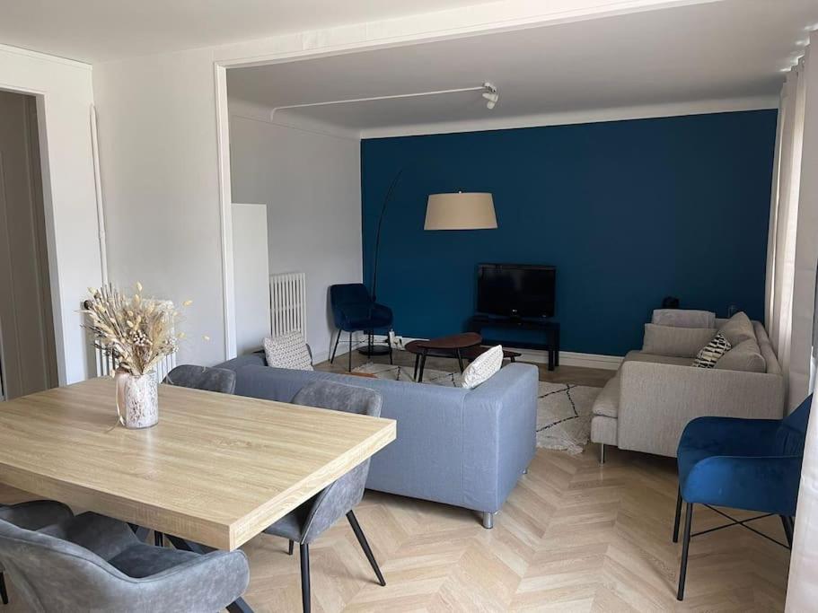 un salon avec un canapé et une table dans l'établissement Le nid familial - TOURS Centre Gare, à Tours