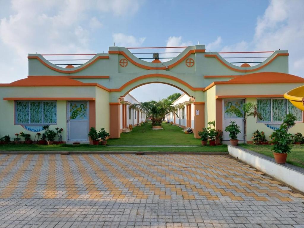 uma casa com um arco em frente em Swastik Resort Tajpur em Tajpur
