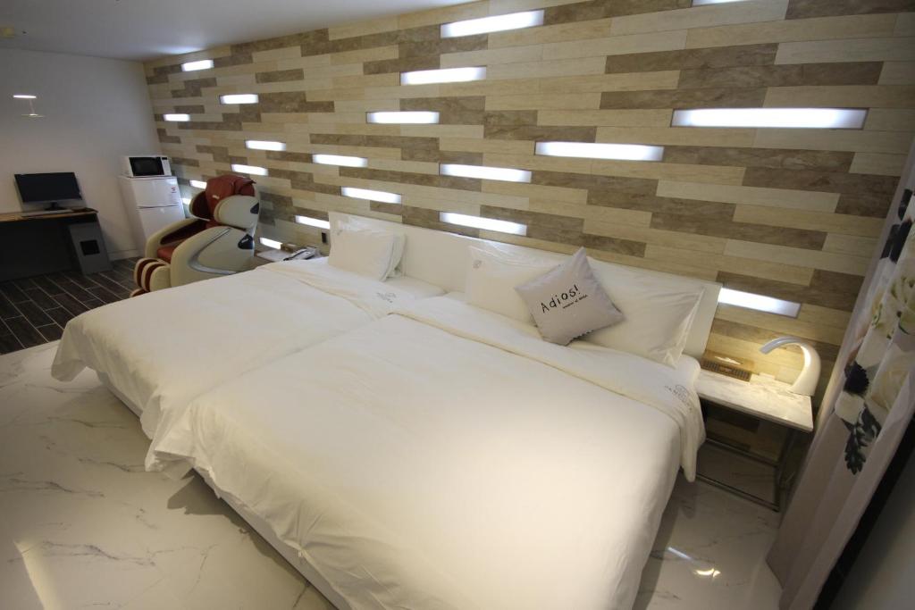 Postel nebo postele na pokoji v ubytování Ulsan Samsan Pandora Hotel