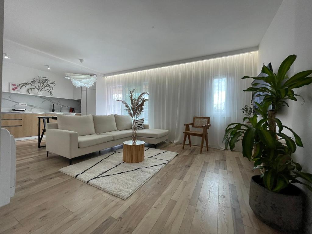 uma sala de estar com um sofá e uma mesa em Myslym Shyri's Apartments em Tirana