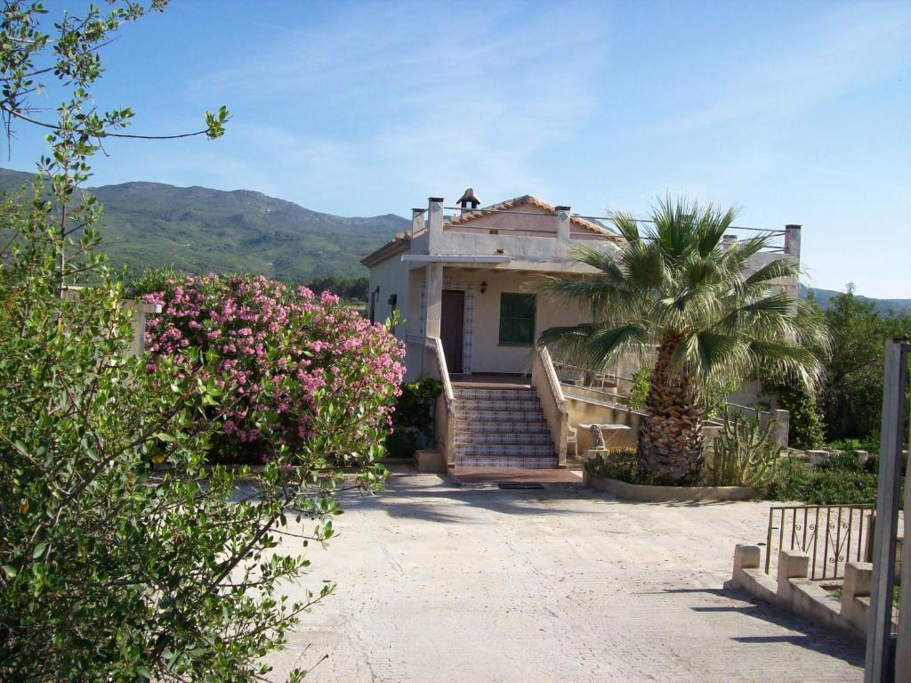 a house with a palm tree in front of it at Casa Trotamundos in Moratalla