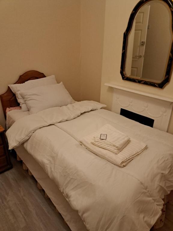 Single Bedroom available - Train station London Seven Kings