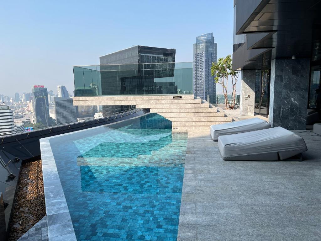 basen na boku budynku w obiekcie 曼谷新火车头夜市高端奢华公寓 w mieście Bangkok