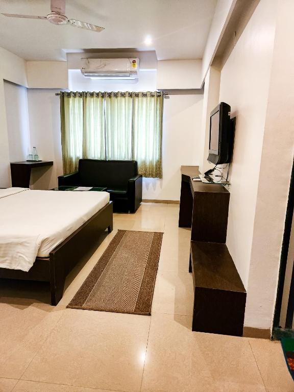 Postel nebo postele na pokoji v ubytování Hotel Rajwada Aurangabad
