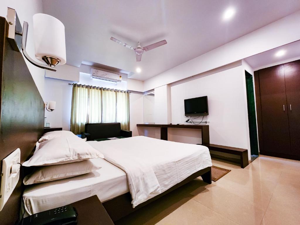 Postel nebo postele na pokoji v ubytování Hotel Rajwada Aurangabad