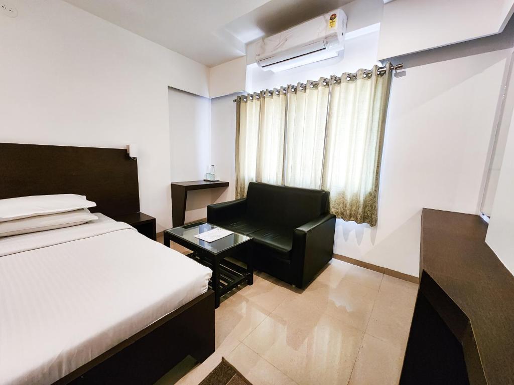 Postel nebo postele na pokoji v ubytování Hotel Rajwada Aurangabad