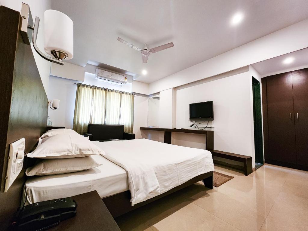 Postel nebo postele na pokoji v ubytování Hotel Rajwada Aurangabad