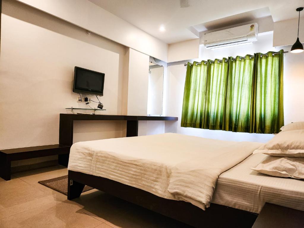 Postel nebo postele na pokoji v ubytování Hotel Rajwada Aurangabad
