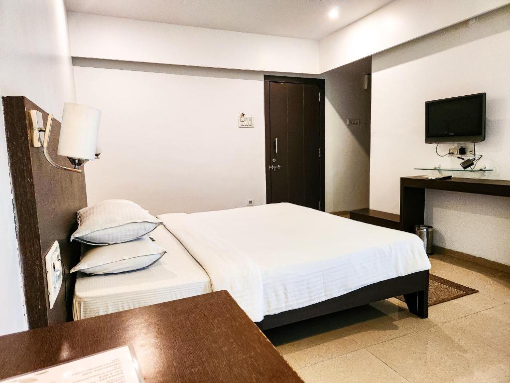 Postel nebo postele na pokoji v ubytování Hotel Rajwada Aurangabad