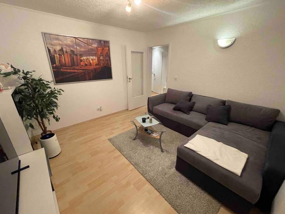 sala de estar con sofá y mesa en RobinsHomes-2023-Frisch renoviert in BS-Lehndorf, en Brunswick