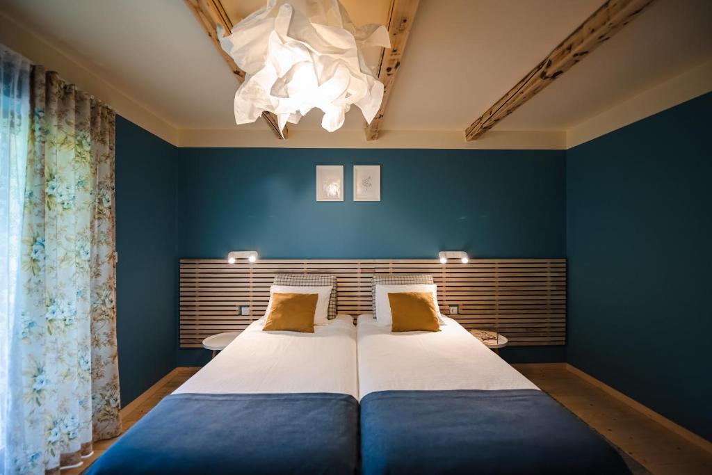 Postel nebo postele na pokoji v ubytování La Mesteceni & Loc cu Stări de Bine, SPA adult only