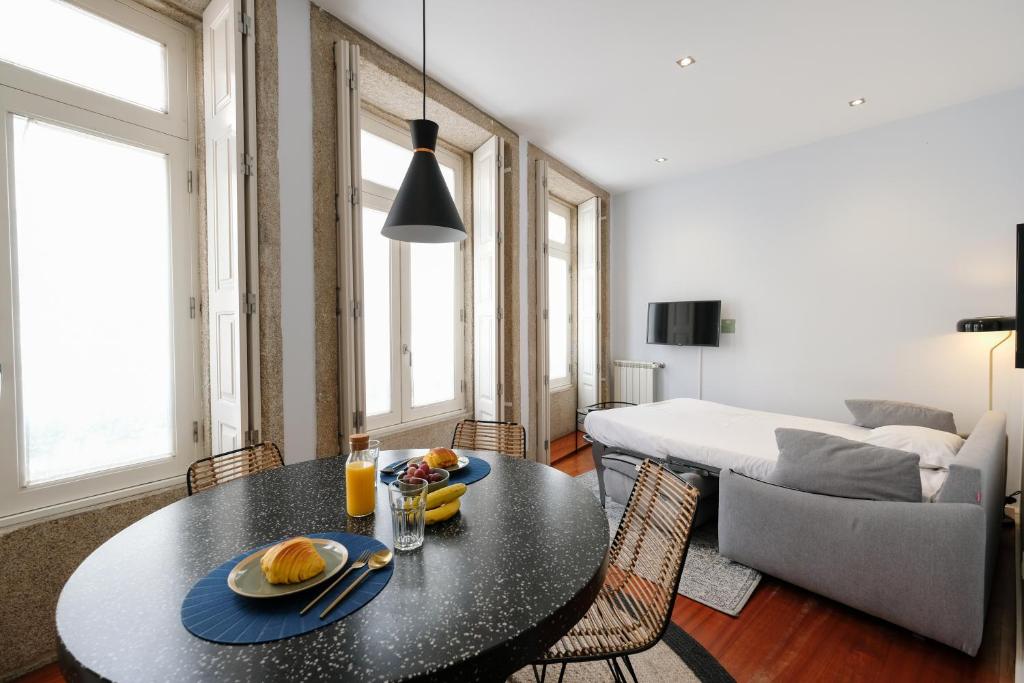 - un salon avec une table et un canapé dans l'établissement Impar luxury residence, à Porto