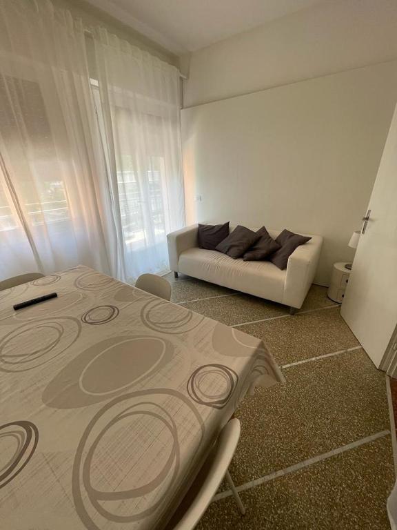 a living room with a couch and a table at APPARTAMENTO MARANGA in Lignano Sabbiadoro