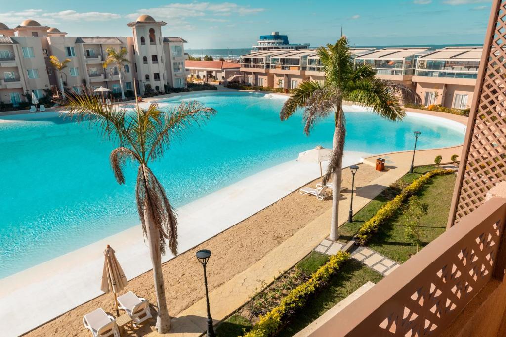ポート・サイードにあるMarom Port Said Resortのプールの景色を望むバルコニーが備わります。