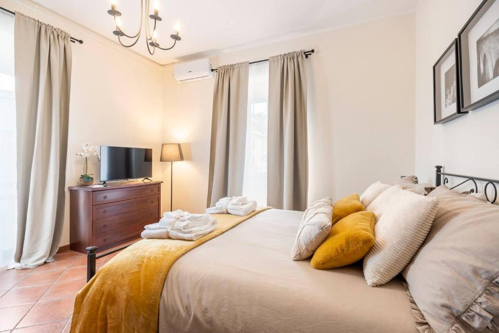 una camera da letto con un letto con cuscini gialli di Country House nella Winery a Frascati